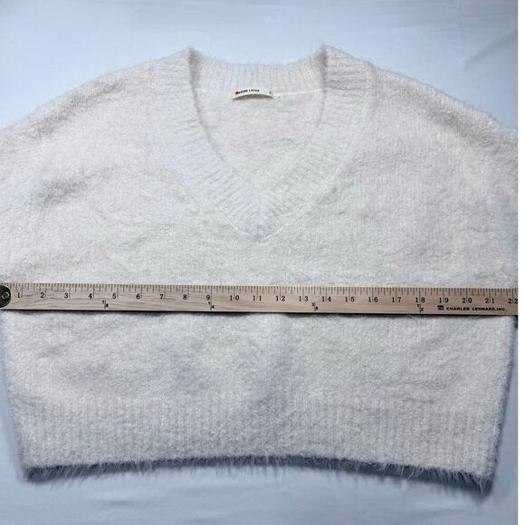 Marine Layer Cream Fuzzy Eyelash Knit Cropped V-Neck Sweater - Small - Picture 4 of 4